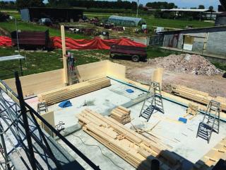 Posa degli elementi costruttivi in legno
per l'edificazione della struttura abitativa. Posa degli elementi costruttivi in legno
per l'edificazione della struttura abitativa.