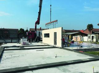 Posa di un elemento della parete perimetrale,
già predisposta con le aperture. Posa di un elemento della parete perimetrale,
già predisposta con le aperture.