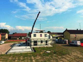 Completamento in verticale della parete perimetrale corrispondente alla facciata posteriore. Completamento in verticale della parete perimetrale corrispondente alla facciata posteriore.