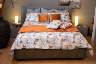 collezione tessile biancheria letto Camelia di Bella VitaTutto della Collezione Camelia di Bella Vita: parure copripiumino matrimoniale stampa camelia, 100% cotone, composto da 1 sacco copripiumino 200×250 cm e 2 federe cuscino stampate 50×80 cm, prezzo 39,90 euro; cuscini arredo in velluto 40×40 bicolore ruggine e beige, prezzo 12,90 euro; cuscino arredo 40×40 righe ruggine e beige, fodera 100% , prezzo 12,90; cuscino arredo in velluto 40×40 sfoderabile in 100% poliestere prezzo 13,90 euro; plaid 150×200 cm tinta unita colore ruggine, da 150×200 cm, 100% poliestere, prezzo 19,90 euro. collezione tessile biancheria letto Camelia di Bella VitaTutto della Collezione Camelia di Bella Vita: parure copripiumino matrimoniale stampa camelia, 100% cotone, composto da 1 sacco copripiumino 200×250 cm e 2 federe cuscino stampate 50×80 cm, prezzo 39,90 euro; cuscini arredo in velluto 40×40 bicolore ruggine e beige, prezzo 12,90 euro; cuscino arredo 40×40 righe ruggine e beige, fodera 100% , prezzo 12,90; cuscino arredo in velluto 40×40 sfoderabile in 100% poliestere prezzo 13,90 euro; plaid 150×200 cm tinta unita colore ruggine, da 150×200 cm, 100% poliestere, prezzo 19,90 euro.