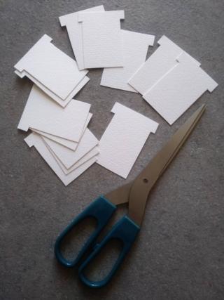 Ricalcate i disegni delle finestre sul cartoncino bianco e ritagliatele.