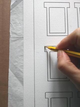 Ricalcate il disegno sia sul cartone spesso che sul cartoncino bianco.