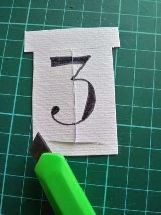 Disegnate i numeri sulle finestre e con la taglierina realizzate i 3 tagli per l’apertura.