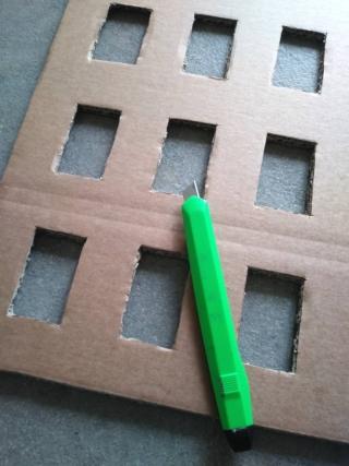 Ritagliate le due sagome e realizzate i fori delle finestre nel cartone spesso con la taglierina.