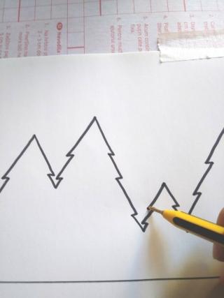 Riportate il disegno sul retro della carta adesiva con la carta grafite. Riportate il disegno sul retro della carta adesiva con la carta grafite.