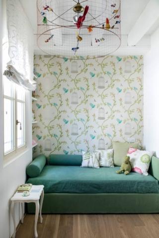 Camera ragazza e camera ospiti con divano letto e wallpaper