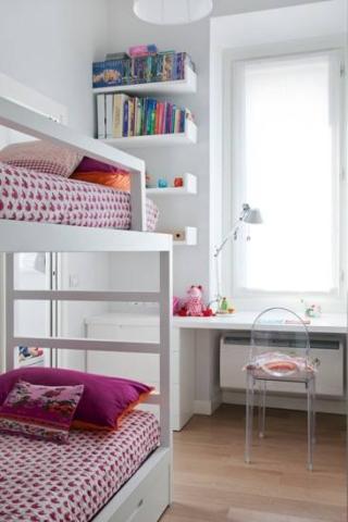 Cameretta bianca con letti a castello e biancheria colorata