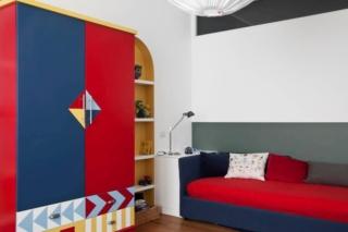 Cameretta colori primari rosso e blu
