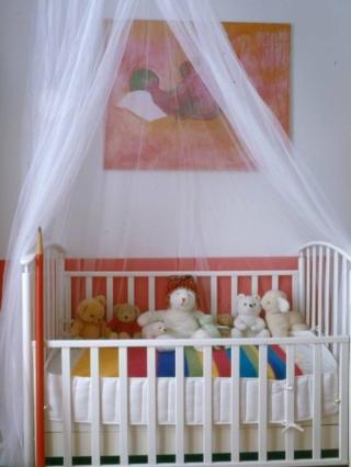 Cameretta con lettino e zanzariera