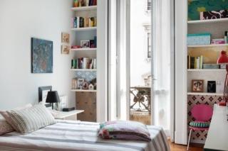 Cameretta con nicchie e colori soft