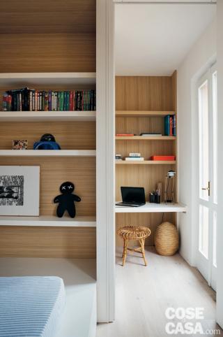 cameretta, mensole, zona studio, scrivania in laccato bianco, sgabello in vimini, portafinestra cameretta, mensole, zona studio, scrivania in laccato bianco, sgabello in vimini, portafinestra