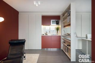 cucina a scomparsa con anta maxi girevole, casa ricavata da garage, monolocale-depandance vista lago, progetto A. Castrignano cucina a scomparsa con anta maxi girevole, casa ricavata da garage, monolocale-depandance vista lago, progetto A. Castrignano