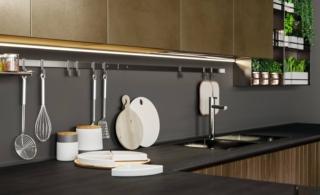 Il modello di cucine Lube Clover Design Collection Lux è nella finitura oro. La tipologia Lux offre ante arricchite da un profilo in metallo, curvo o ad L. Alle ante bordate sono poi abbinate due diverse tipologie di gola, da poter scegliere per personalizzare la propria cucina. Prezzo di una base da 60 cm con anta laccata metallo liquido ossidato finitura ottone, escluso top, 649 euro. www.cucinelube.it Il modello di cucine Lube Clover Design Collection Lux è nella finitura oro. La tipologia Lux offre ante arricchite da un profilo in metallo, curvo o ad L. Alle ante bordate sono poi abbinate due diverse tipologie di gola, da poter scegliere per personalizzare la propria cucina. Prezzo di una base da 60 cm con anta laccata metallo liquido ossidato finitura ottone, escluso top, 649 euro. www.cucinelube.it