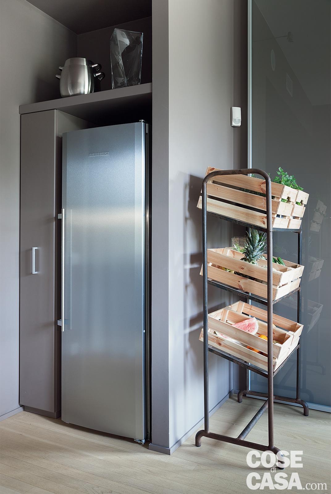 cucina, dettaglio, frigorifero monoporta in nicchia, mobile in metallo a ripiani con cassette della frutta, pareti grigie cucina, dettaglio, frigorifero monoporta in nicchia, mobile in metallo a ripiani con cassette della frutta, pareti grigie