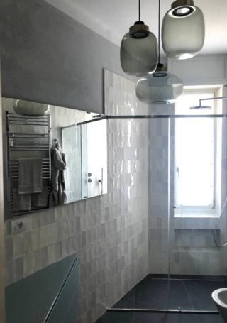 Doccia con nicchia sottofinestra Doccia con nicchia sottofinestra