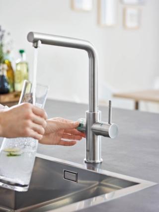Grohe Blue Home è il sistema di filtrazione domestico che permette di erogare dallo stesso rubinetto acqua corrente miscelata e acqua fresca filtrata naturale, leggermente frizzante o frizzante. Il miscelatore ha un pulsante touch con illuminazione LED colorata disponibile che indica il tipo di acqua emessa. L’applicazione Grohe Ondus avvisa automaticamente quando è necessario sostituire il filtro o la bombola di CO2. Compatto, il modulo sottolavello misura L 20 x P 50 x H 45,5 cm. Prezzo a partire da 2.740 euro.  www.grohe.it Grohe Blue Home è il sistema di filtrazione domestico che permette di erogare dallo stesso rubinetto acqua corrente miscelata e acqua fresca filtrata naturale, leggermente frizzante o frizzante. Il miscelatore ha un pulsante touch con illuminazione LED colorata disponibile che indica il tipo di acqua emessa. L’applicazione Grohe Ondus avvisa automaticamente quando è necessario sostituire il filtro o la bombola di CO2. Compatto, il modulo sottolavello misura L 20 x P 50 x H 45,5 cm. Prezzo a partire da 2.740 euro.  www.grohe.it