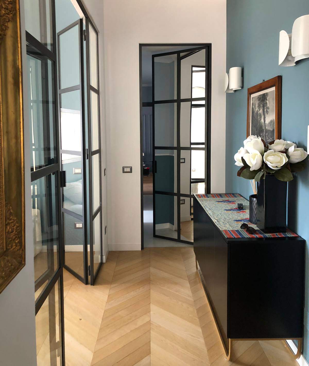 Tra parquet vero parquet finto la resina grigia del corridoio Tra parquet vero parquet finto la resina grigia del corridoio