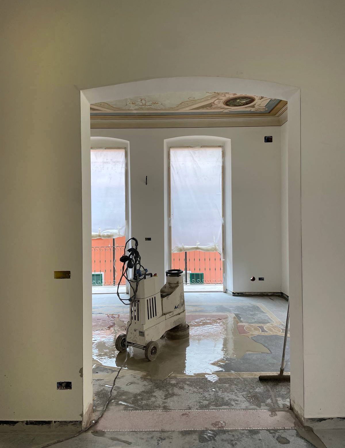 il passaggio tra sala e cucina mentre viene levigato il passaggio tra sala e cucina mentre viene levigato