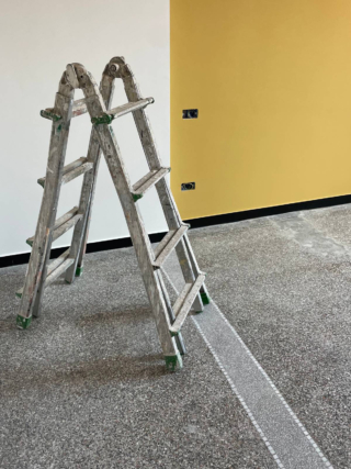 Raccordo a centro stanza in un grigio più chiaro per non nascondere la differenza e renderla un decoro Raccordo a centro stanza in un grigio più chiaro per non nascondere la differenza e renderla un decoro