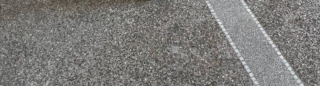 Raccordo a centro stanza in un grigio più chiaro per non nascondere la differenza e renderla un decoro
