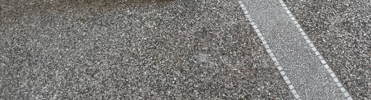 Raccordo a centro stanza in un grigio più chiaro per non nascondere la differenza e renderla un decoro Raccordo a centro stanza in un grigio più chiaro per non nascondere la differenza e renderla un decoro
