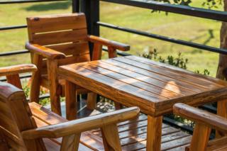 In foto mobili da giardino trattati con impregnanti per legno di LoSpecialista di Mister Color. In foto mobili da giardino trattati con impregnanti per legno di LoSpecialista di Mister Color.