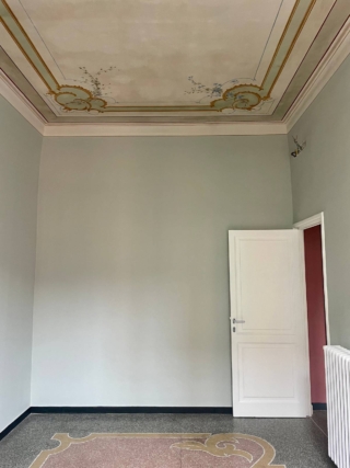 Parete affrescata e uno dei colori "scende" sulle pareti