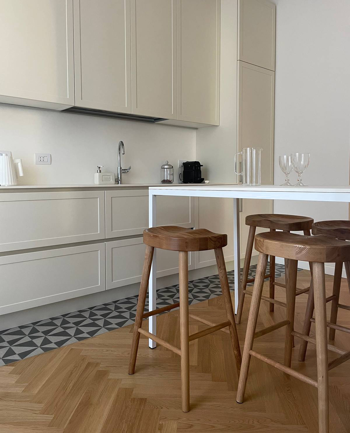 Parquet a spina e piastrelle Parquet a spina e piastrelle