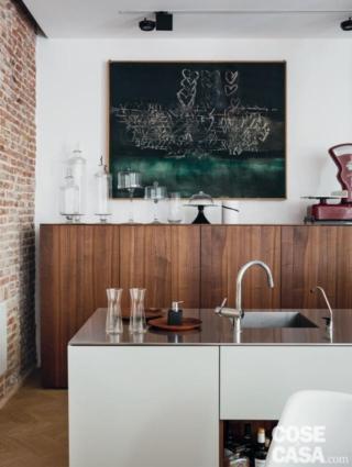 Un dettaglio dell'area della zona giorno occupata dalla cucina; a terra, il parquet in rovere Un dettaglio dell'area della zona giorno occupata dalla cucina; a terra, il parquet in rovere