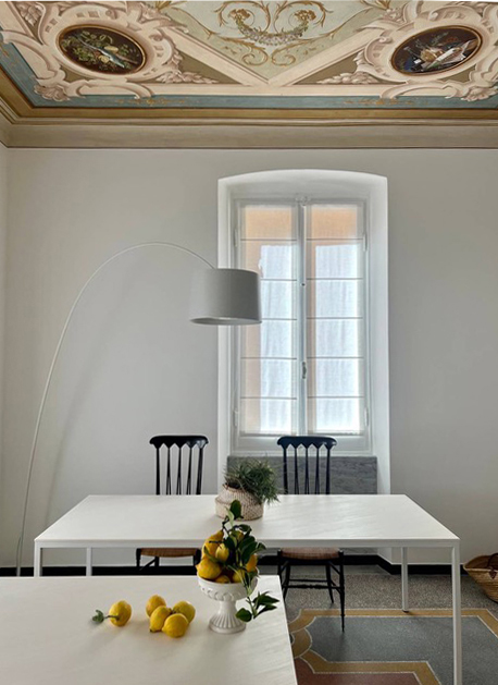 Soffitto affrescato e pareti bianche per valorizzarlo