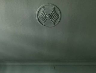 soffitto verde con rosone dipinto di verde