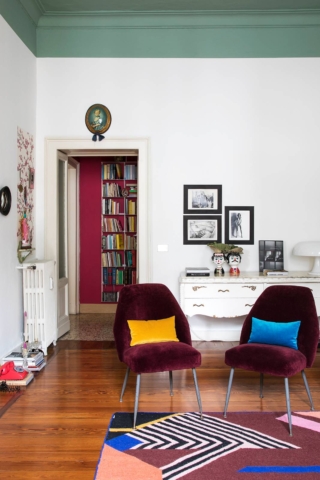 Soggiorno con soffitto verde e poltroncine velluto a contrasto