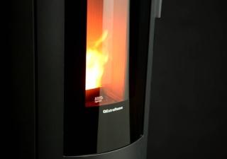 stufa a pellet Amika di La Nordica Extraflame, vetro ceramico SCHOTT ROBAX® NightView, vince German Design Award 2021