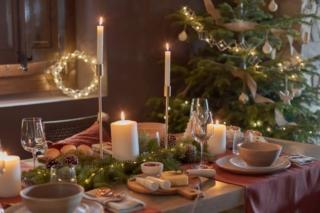 tavola natale 2020 kave home stoviglie vreni ceramica beige runner samay tessuto rosso portacandele babirye metallo dorato tavola natale 2020 kave home stoviglie vreni ceramica beige runner samay tessuto rosso portacandele babirye metallo dorato