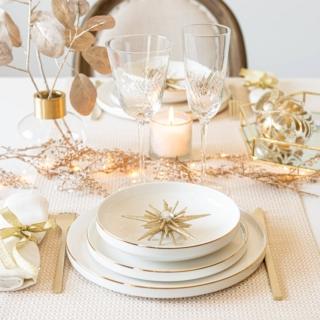 tavola natale 2020 maisons du monde piatti berenice porcellana bianca bordo oro runner emilia cotone posate dorate tavola natale 2020 maisons du monde piatti berenice porcellana bianca bordo oro runner emilia cotone posate dorate