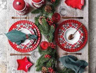 tavola natale 2020 tognana piatti scozia porcellana decoro tartan tovaglioli verdi calici rossi tavola natale 2020 tognana piatti scozia porcellana decoro tartan tovaglioli verdi calici rossi