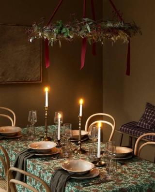 tavola natale 2020 zarahome tovaglia cotone stoviglie gres maiolica beige irregolare tavola natale 2020 zarahome tovaglia cotone stoviglie gres maiolica beige irregolare