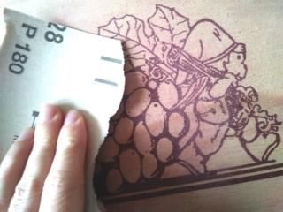 Carteggiate tutta la scatola, insistendo sulle eventuali scritte per farle scomparire Carteggiate tutta la scatola, insistendo sulle eventuali scritte per farle scomparire