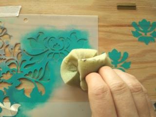 Tamponate il colore sulla mascherina riempiendo tutti gli spazi Tamponate il colore sulla mascherina riempiendo tutti gli spazi