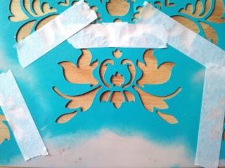 Riposizionate più volte lo stencil, ruotandolo o usando solo dei particolari Riposizionate più volte lo stencil, ruotandolo o usando solo dei particolari