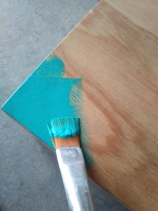 Dipingete il coperchio della scatola, facendo attenzione ai bordi Dipingete il coperchio della scatola, facendo attenzione ai bordi