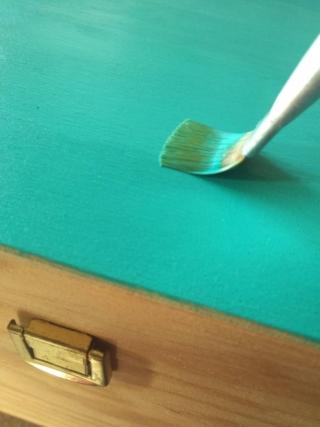 Passate più mani per  ottenere un colore compatto e carteggiate leggermente tra una mano e l’altra Passate più mani per  ottenere un colore compatto e carteggiate leggermente tra una mano e l’altra