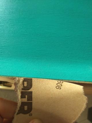 Fissate la mascherina dello stencil con il nastro carta Fissate la mascherina dello stencil con il nastro carta