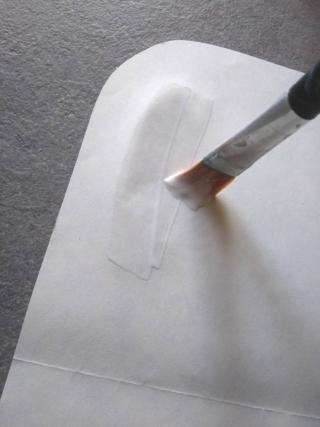  Diluite la colla vinilica e spennellatela sul retro del foglio.