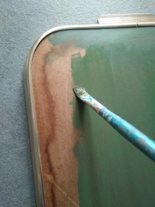  Dipingete il retro del vassoio con il colore acrilico.