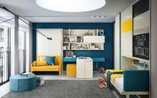 La cameretta angolare di Clei, dedicata ad una coppia di fratelli, è composta da una composizione frontale con il divano giallo Altea (prezzo a partire da 3.291 euro +IVA) che diventa un comodo letto a scomparsa, con rete a doghe brevettate, e il tavolo consolle Girò con meccanismo rotante e apertura a libro. La composizione laterale è arredata con il sistema Kali Ponte Standard con letto singolo orizzontale a scomparsa, con apertura abbattibile, con la testata tessile reclinabile e l’armadio ad ante scorrevoli e colonna. Prezzo a partire da 3.302 euro + IVA (per la composizione Kali ponte standard). www.clei.it