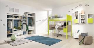 Fa parte della nuova collezione Momenti di Febal Casa la cameretta adatta ad un teenager grazie al design giovane e leggero. È presente un comodo letto a castello, con la struttura in un’allegra colorazione Cedro, dotato di protezione laterale e scaletta, che ospita la zona studio nella parte inferiore grazie al piano scrivania integrato nella finitura Tiglio. Il guardaroba a giorno modulare Flexo, con struttura e cassettiere nella finitura Bianco opaco, permette di “esporre” abiti e accessori grazie ai tubi appendiabiti in alluminio da posizionare all’altezza desiderata; inoltre può essere personalizzato e crescere nel tempo. Un modulo base senza schiena del guardaroba, misura L 45,5 x P 46 x H 197 cm e costa a partire da 170 euro. Il letto a castello, misura L 97,8 x P 213 x H 189 cm. Prezzo a partire da 1.083 euro. www.febalcasa.com Fa parte della nuova collezione Momenti di Febal Casa la cameretta adatta ad un teenager grazie al design giovane e leggero. È presente un comodo letto a castello, con la struttura in un’allegra colorazione Cedro, dotato di protezione laterale e scaletta, che ospita la zona studio nella parte inferiore grazie al piano scrivania integrato nella finitura Tiglio. Il guardaroba a giorno modulare Flexo, con struttura e cassettiere nella finitura Bianco opaco, permette di “esporre” abiti e accessori grazie ai tubi appendiabiti in alluminio da posizionare all’altezza desiderata; inoltre può essere personalizzato e crescere nel tempo. Un modulo base senza schiena del guardaroba, misura L 45,5 x P 46 x H 197 cm e costa a partire da 170 euro. Il letto a castello, misura L 97,8 x P 213 x H 189 cm. Prezzo a partire da 1.083 euro. www.febalcasa.com