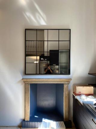 Camino con cornice decorativa in pietra e interno blu Camino con cornice decorativa in pietra e interno blu