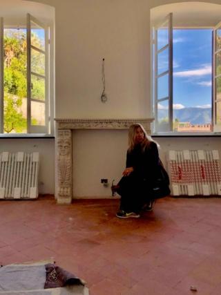 Camino con cornice decorativa molto importante Camino con cornice decorativa molto importante