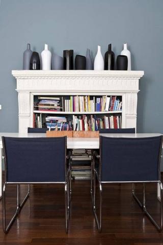 Camino con cornice usata come libreria Camino con cornice usata come libreria